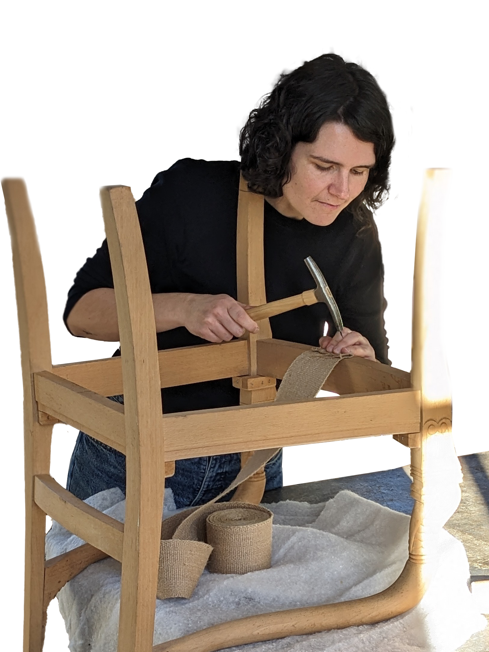 Alice Jardillier, tapissière d'ameublement à Rennes, en train de restaurer une chaise avec des techniques traditionnelles dans son atelier