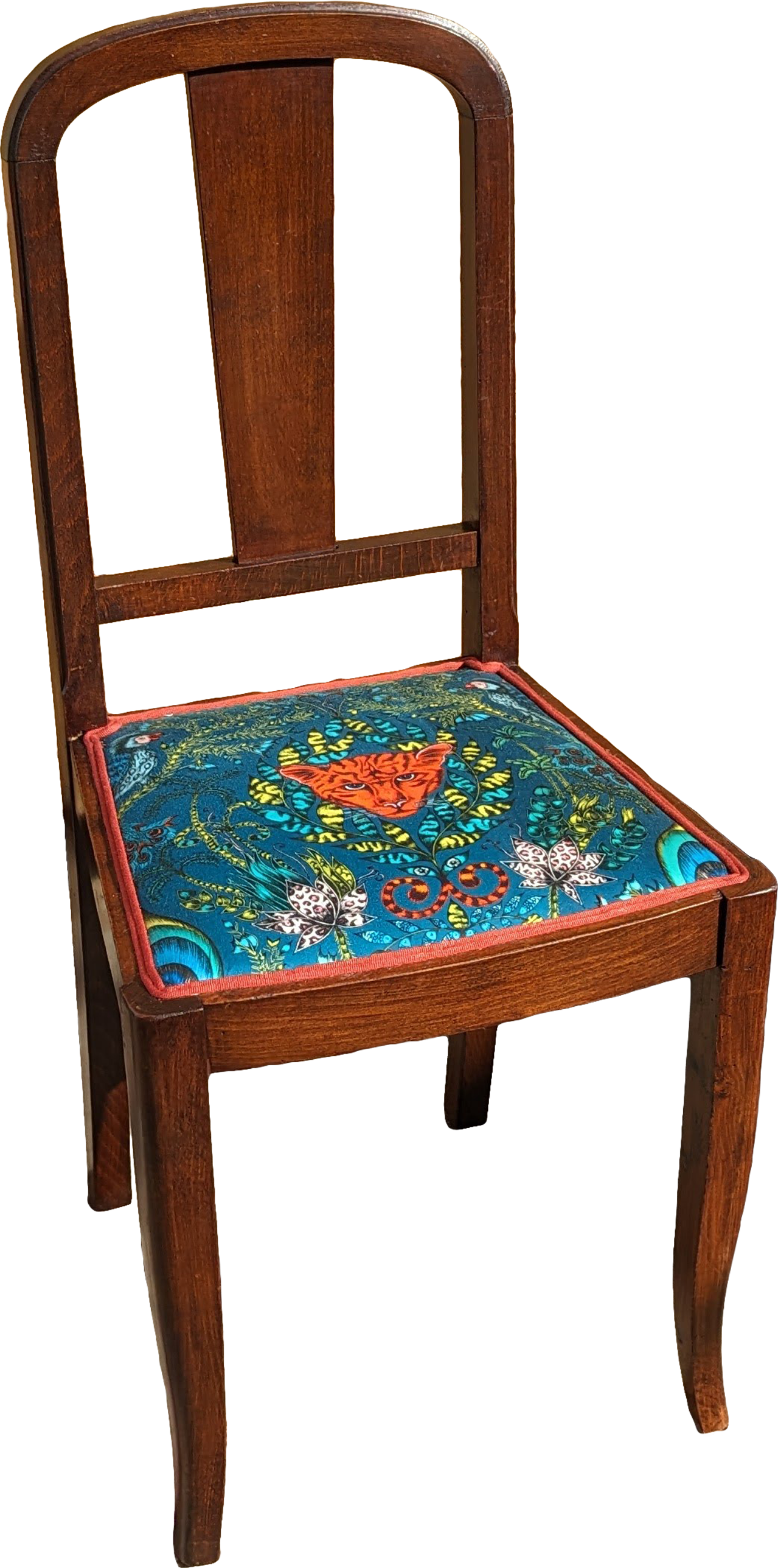 Chaise Art déco restaurée avec tissu jungle vibrant et motif de tigre, paons et feuillage luxuriant