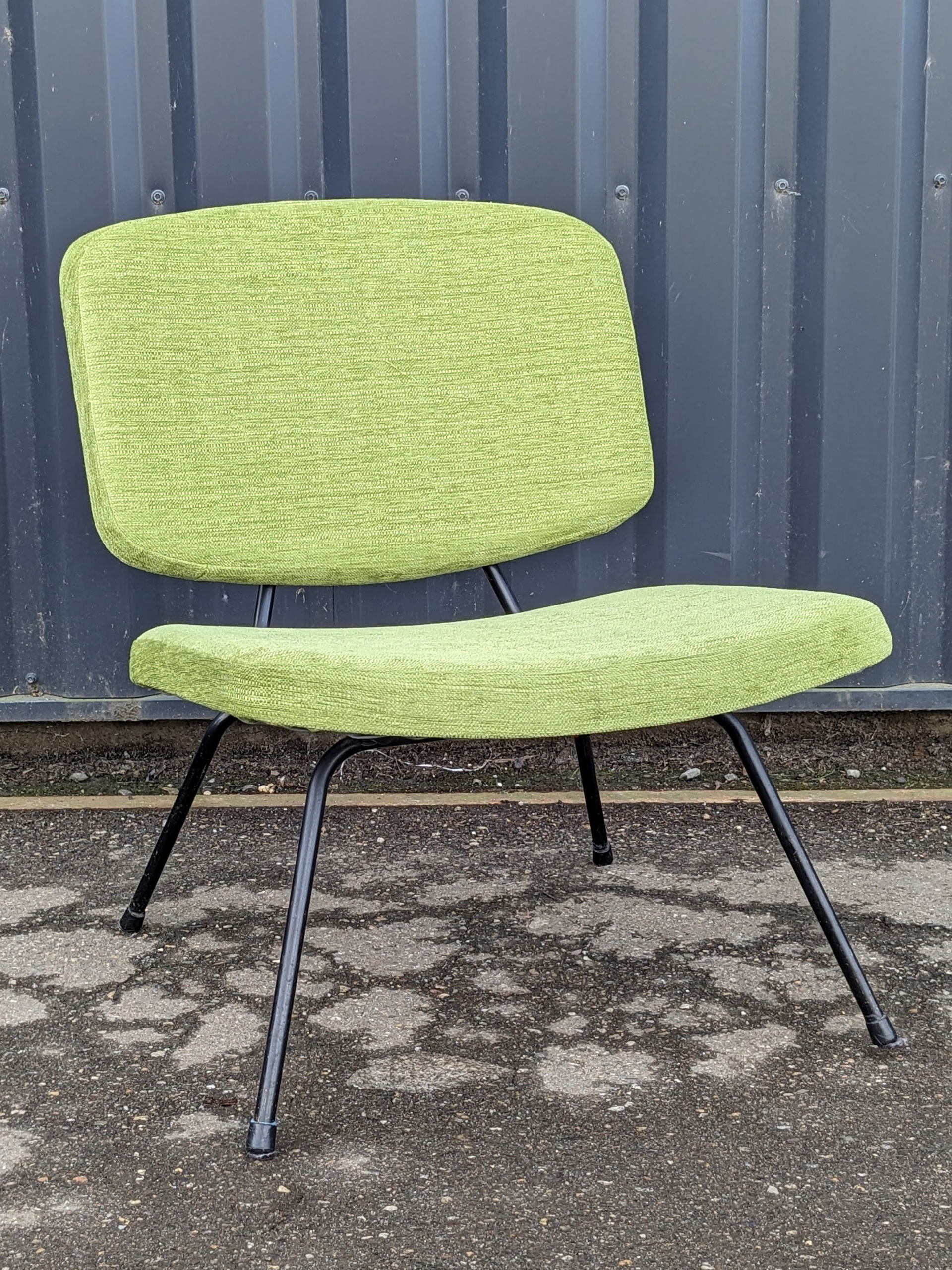 La chaise Pierre Paulin entièrement restaurée, le tissu est vert pomme, la chaise a retrouvé sa forme incurvée avec sa nouvelle garniture!