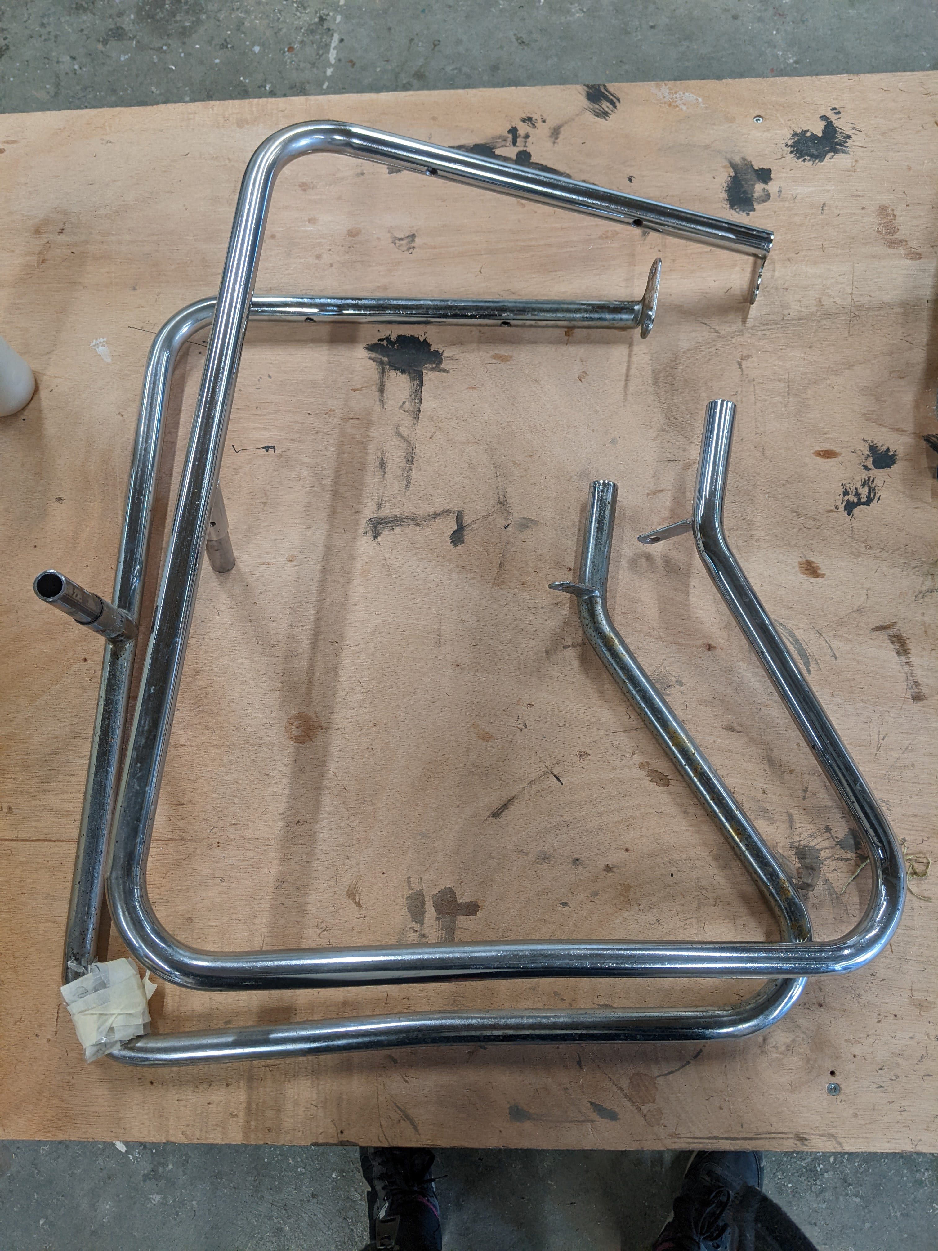 La structure de la chaise est formée de 2 tubes chromés et coudés!