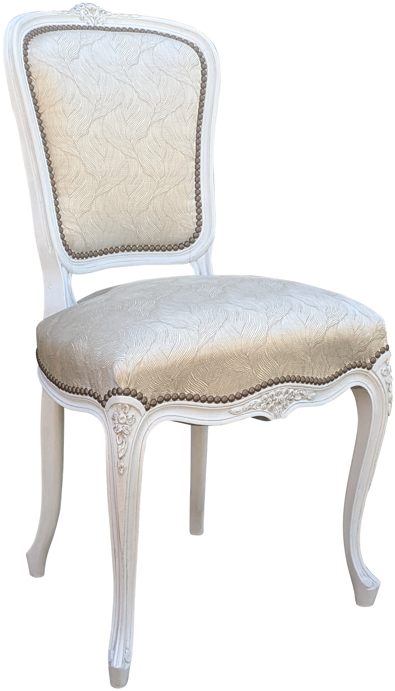 Chaise de style Louis XV restaurée avec un tissu damas beige, travail de tapisserie d'ameublement réalisé à Rennes.