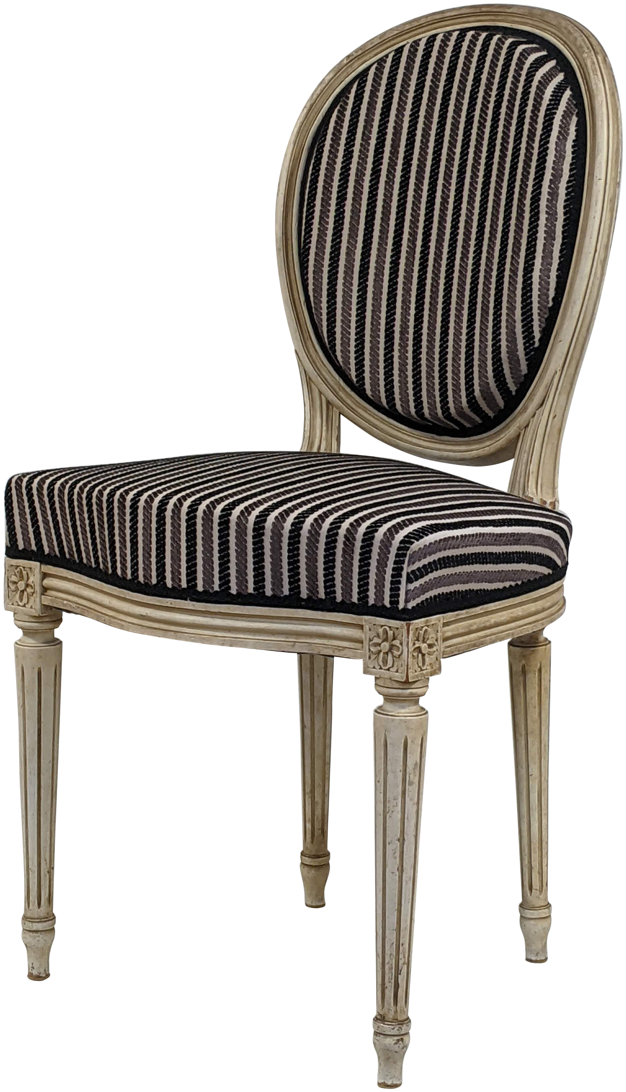 Chaise de style Louis XVI restaurée avec un tissu à rayures noires et blanches, travail réalisé par une tapissière d'ameublement à Rennes.