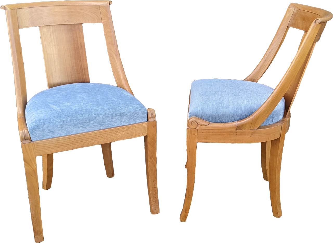 Chaise en bois de style scandinave restaurée avec un tissu bleu, travail réalisé par une tapissière d'ameublement à Rennes.