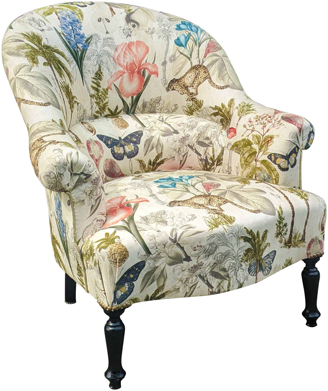 Fauteuil restauré avec tissu floral à motifs animaliers, travail réalisé avec méthode traditionnelle en utilisant du crin végétal et garniture en mousse à l'atelier au Rheu proche de Rennes.