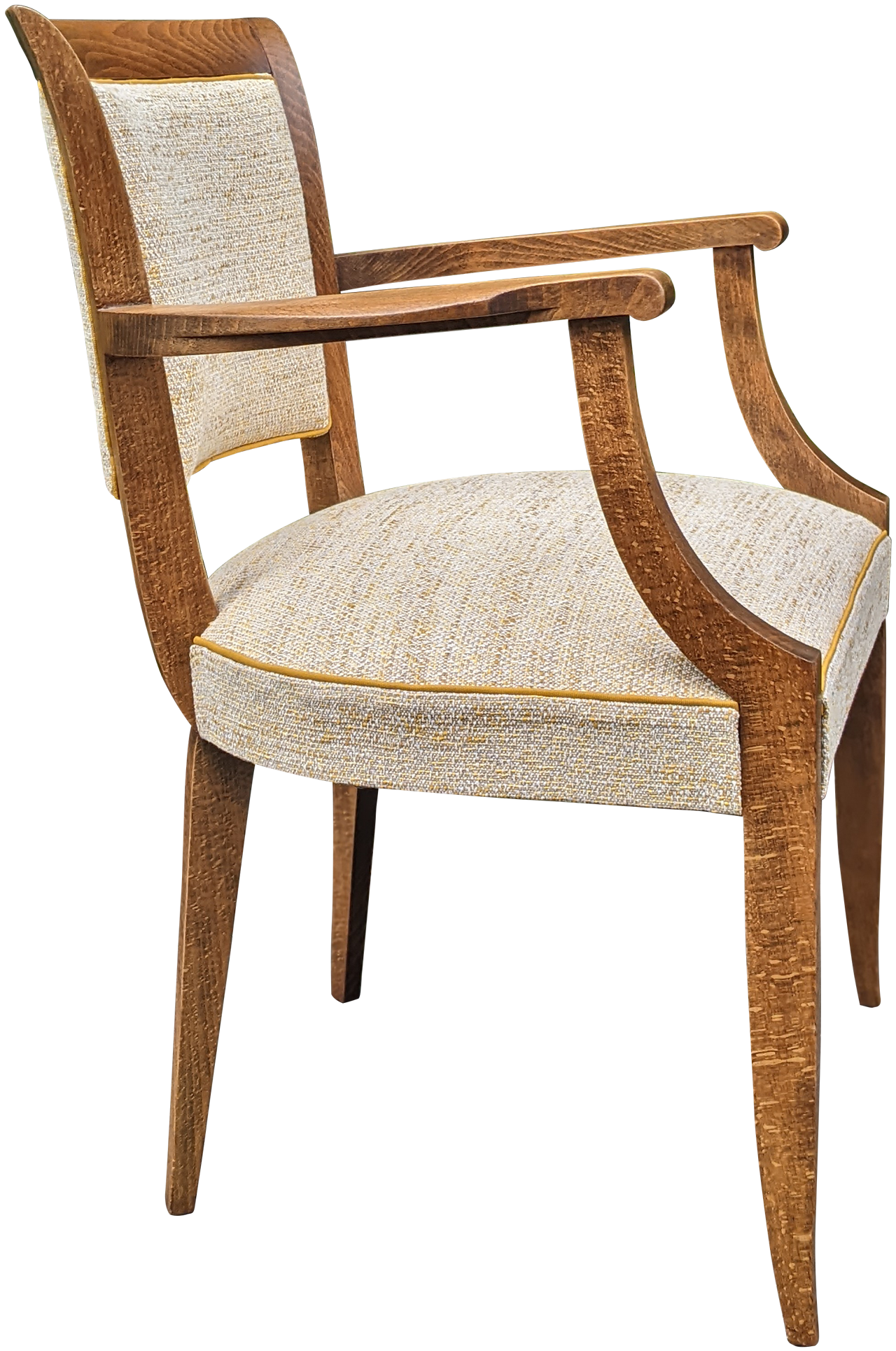 Fauteuil restauré avec un tissu chiné beige et jaune, travail de tapisserie d'ameublement réalisé à Rennes.