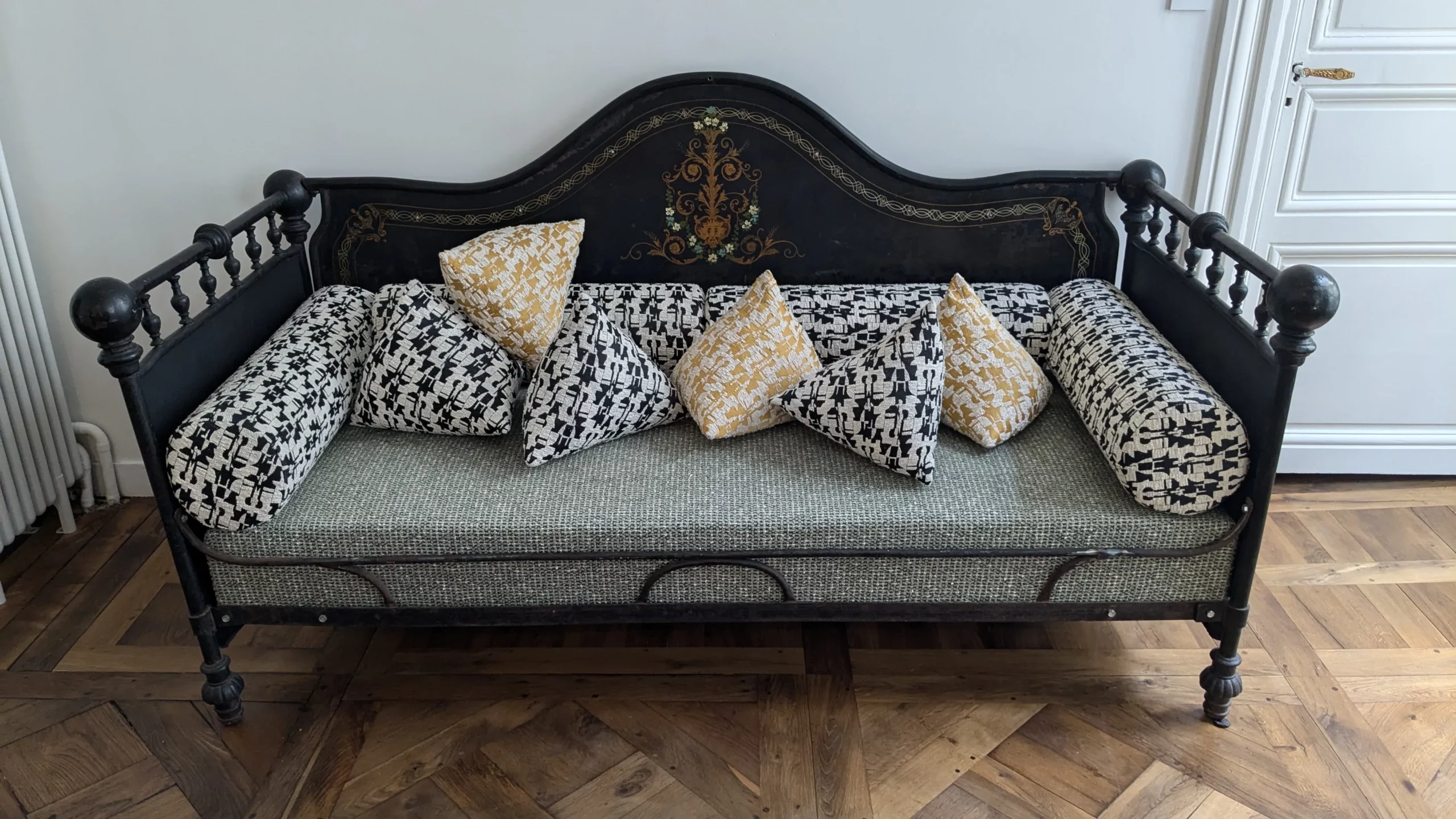 Réfection d&rsquo;une banquette ancienne et confection de coussins à Dinard