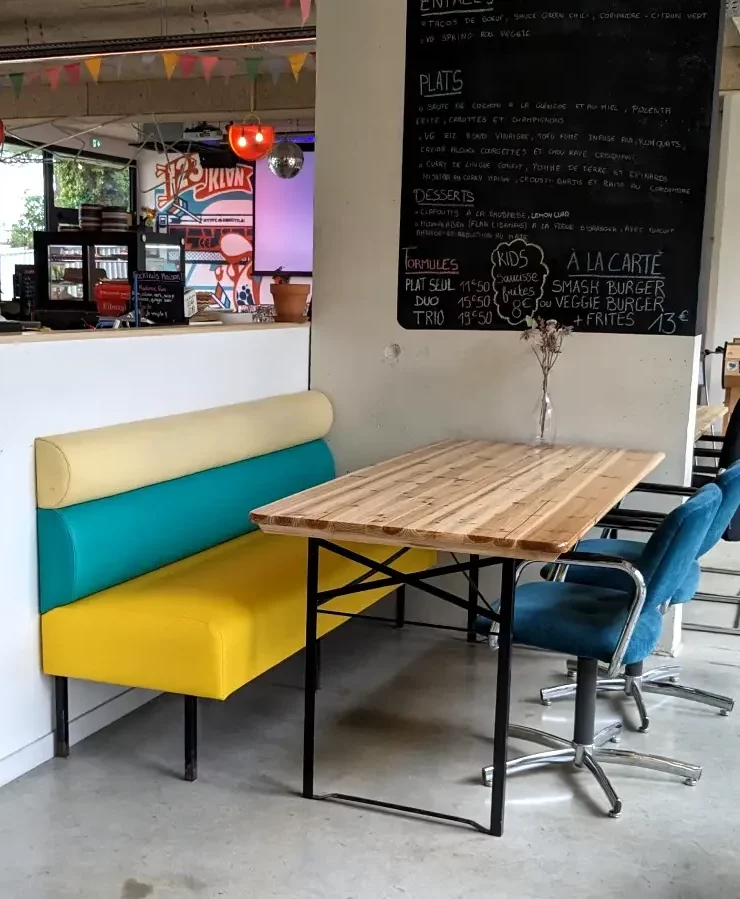 Banquette de restaurant en simili cuir et aux couleurs pop
