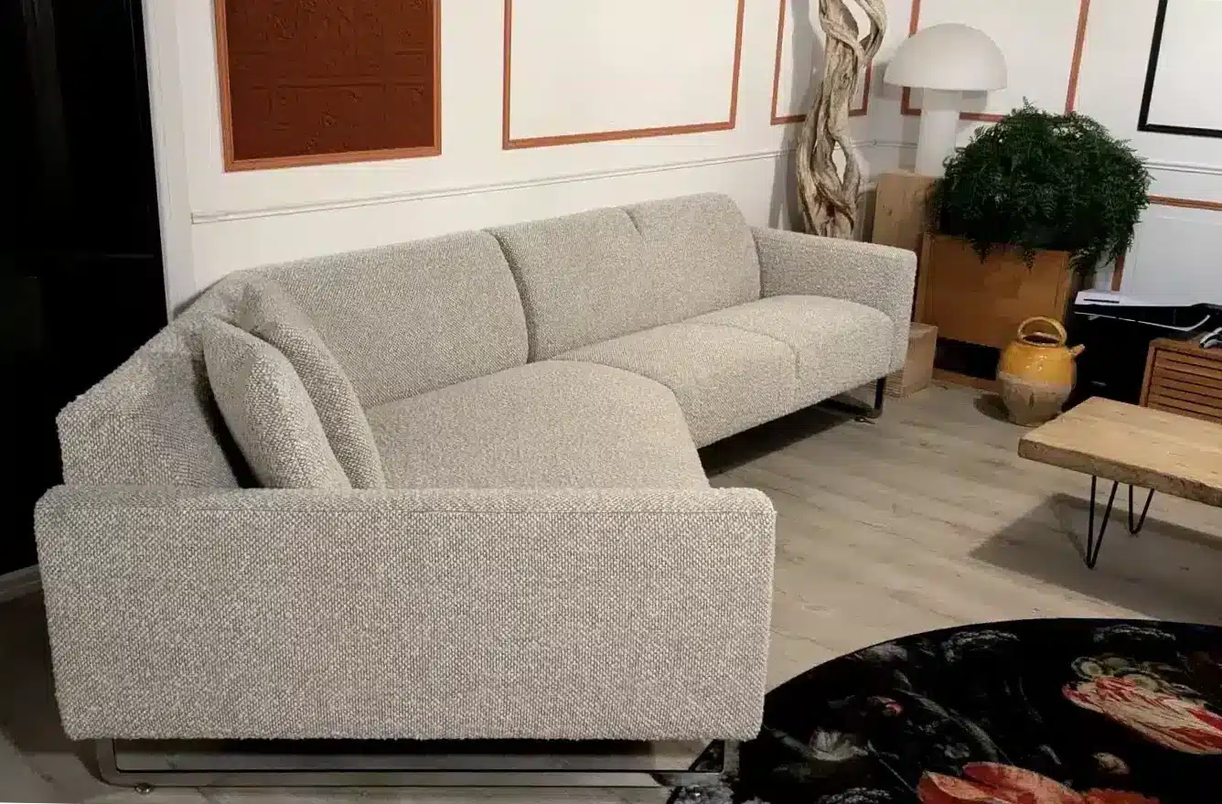 Grand canapé de la marque artifort recouvert de tissu gris clair à bouclettes