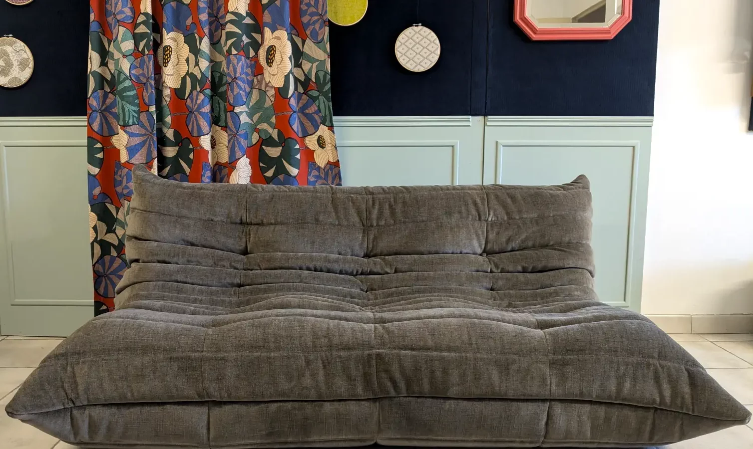 Fauteuil Togo 3 places recouvert d'un tissu brun