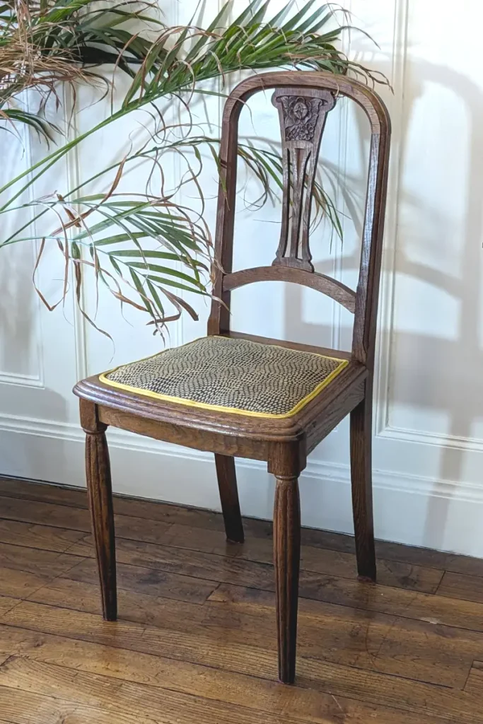 Chaise en chêne massif dans une salle à manger
