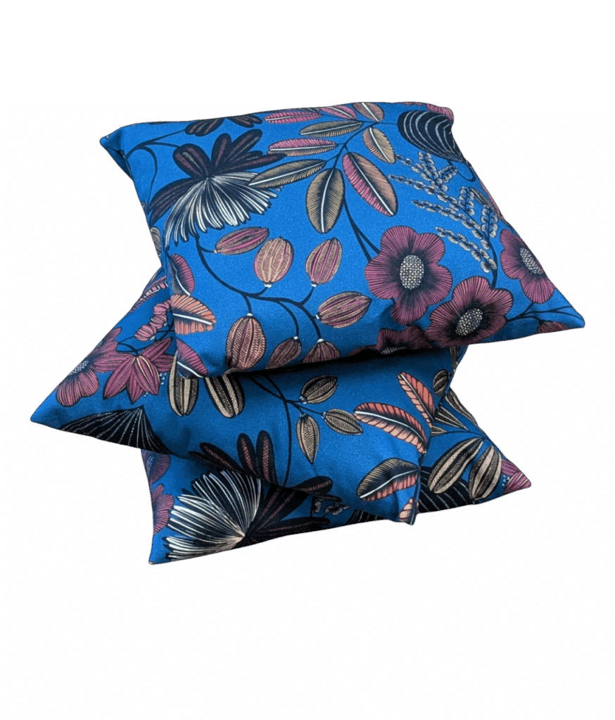 coussins décoratifs faits main, tissu bleu à motifs floraux de chez Thevenon à Saint-Lunaire