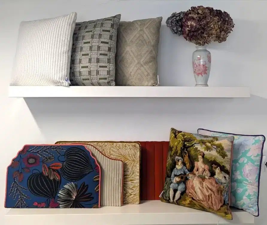 Coussins et échantillons de têtes de lit exposés dans le showroom de la tapissière Alice Jardillier à Languenan
