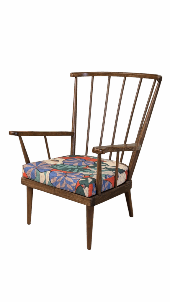 Fauteuil Baumann modèle éventail refait en tissu à fleurs Thevenon Idris à Languenan près de Dinan