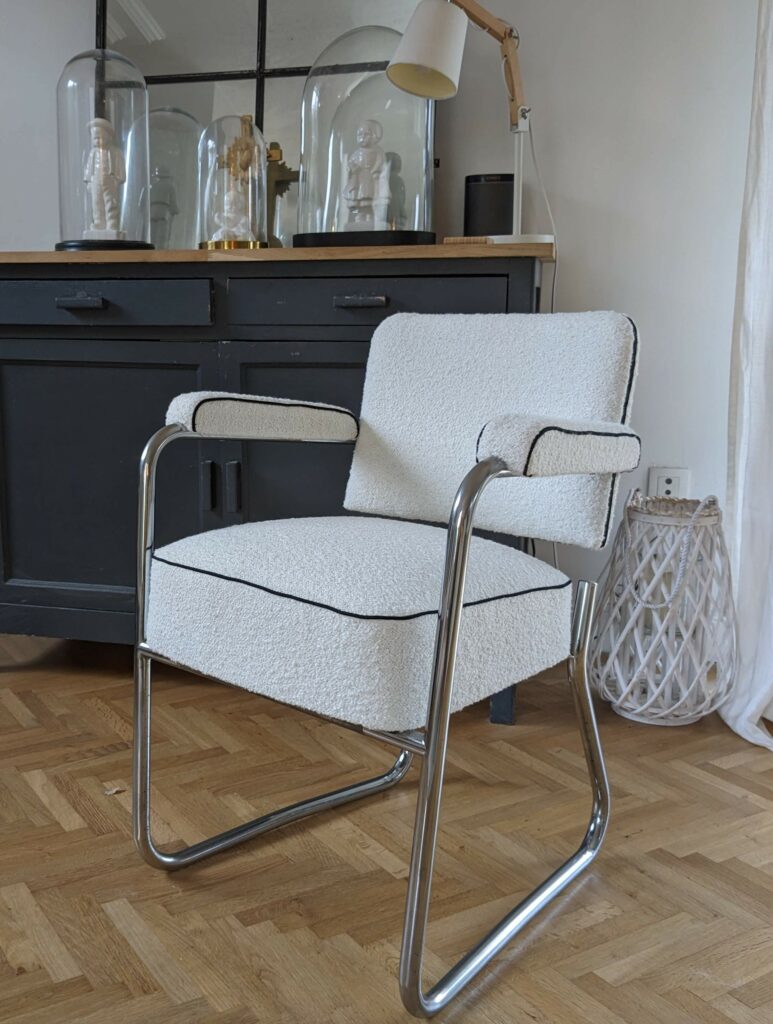 Réfection complète d&rsquo;un fauteuil de bureau à pieds chromés