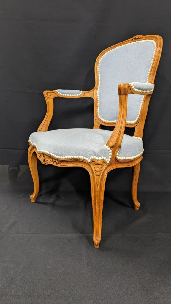 Relooking complet d’un fauteuil cabriolet style Louis XV