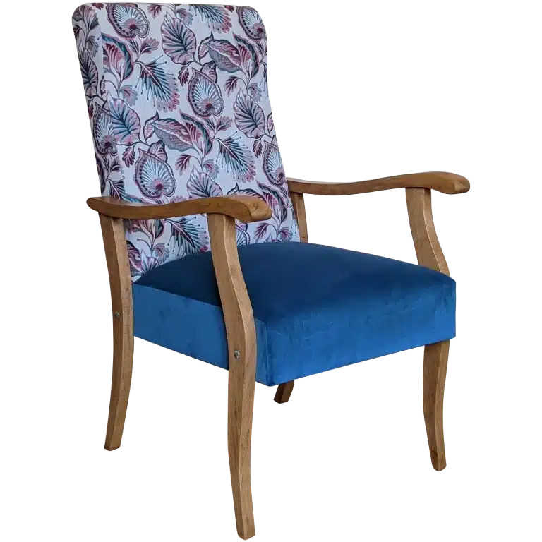fauteuil scandinave couvert de velours bleu et tissu à fleurs roses et bleues