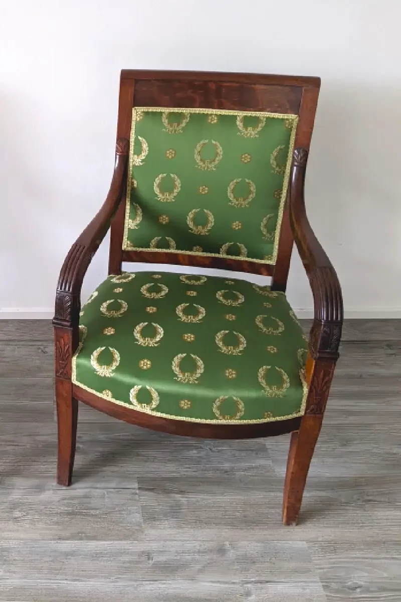 Fauteuil de style empire couvert d'un tissu Casal avec des couronnes de lierre et abeilles