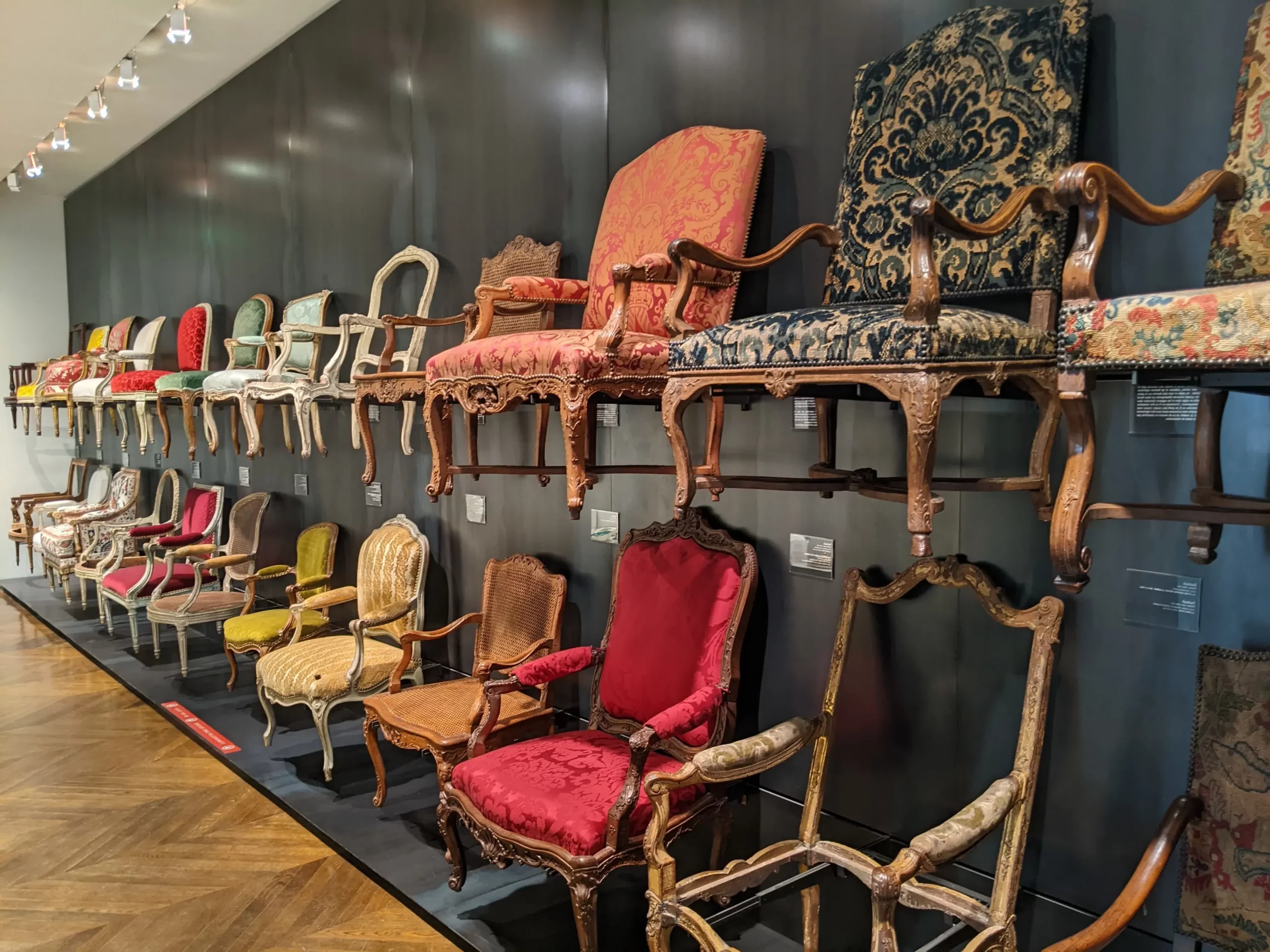 Galerie des fauteuils anciens du musée des Arts décoratifs à Paris