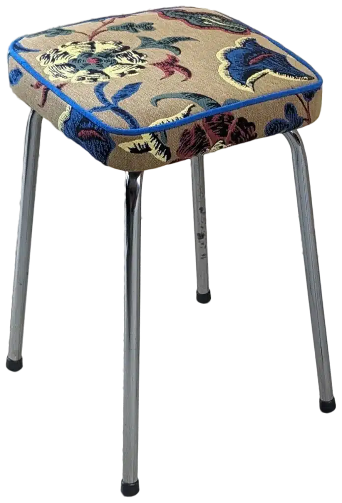 ancien tabouret en formica restauré avec un tissu Pierre Frey dans mon atelier de Languenan près de Dinan