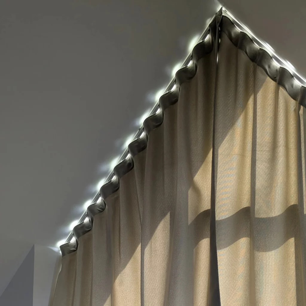 Comment installer des rideaux sous des combles ?