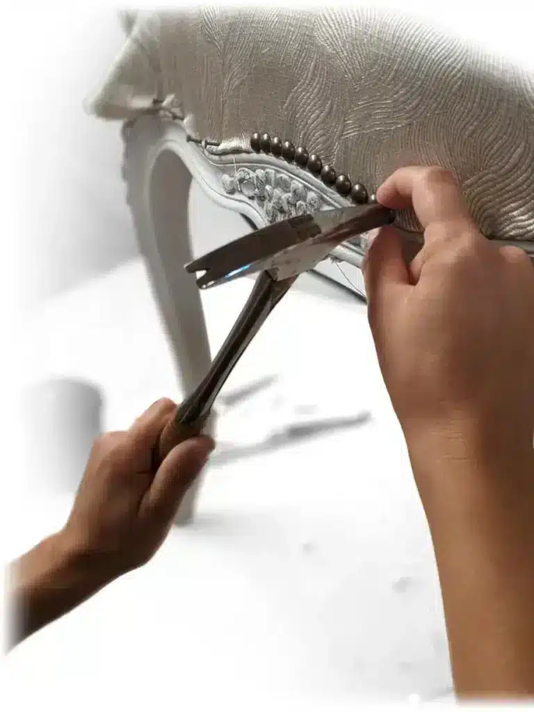 Finition clous sur une chaise Louis XV à moulures peint en blanc, tissu jacquard restauré à Languenan