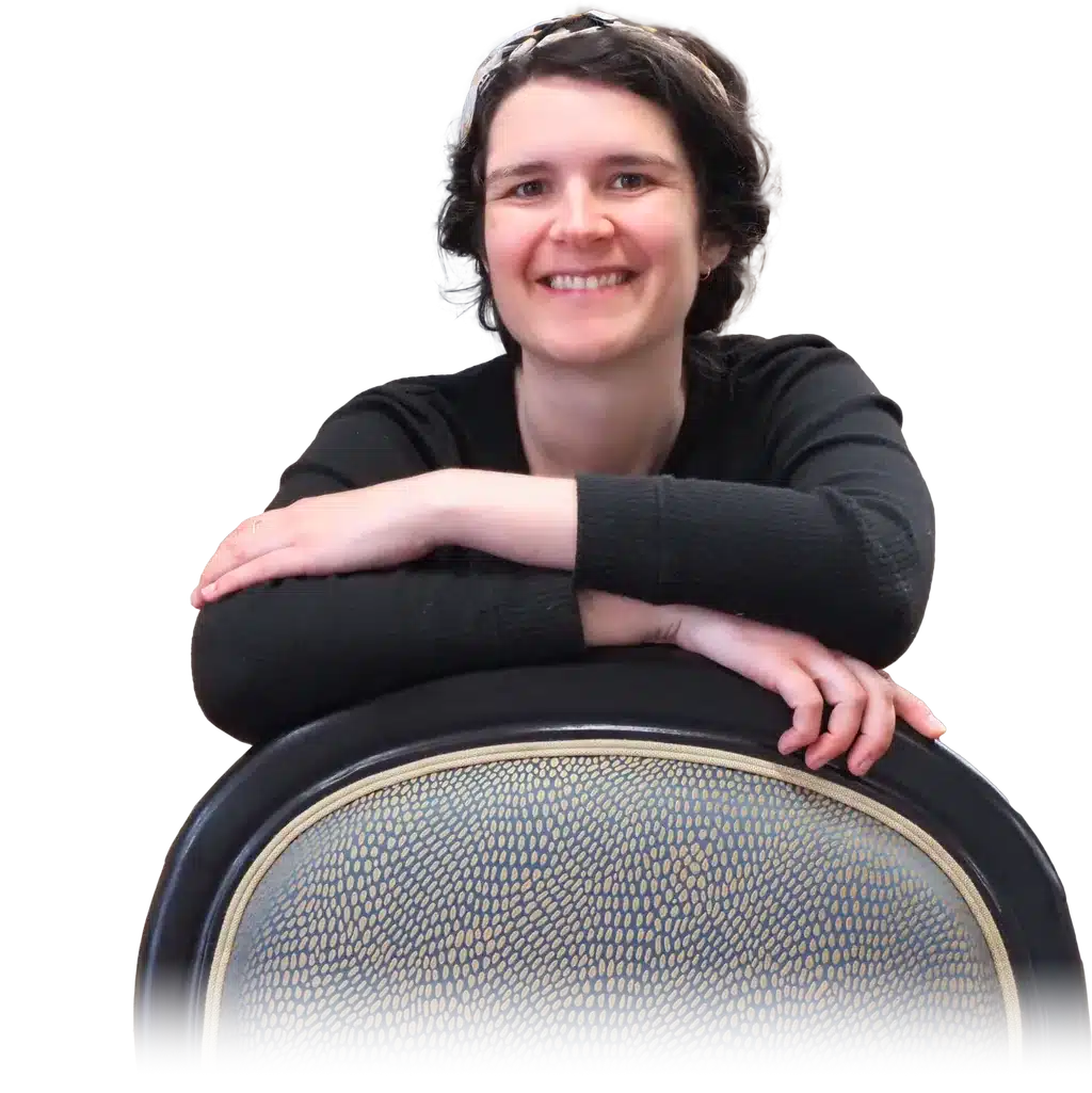 Tapissière d'ameublement sur fauteuil Voltaire noir