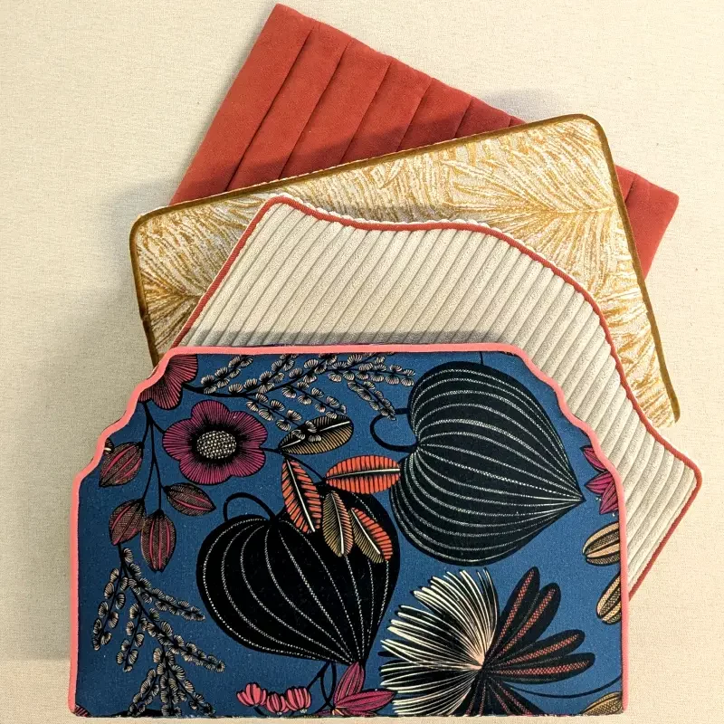 Echantillons de têtes de lit de différentes formes recouvertes de tissus colorés